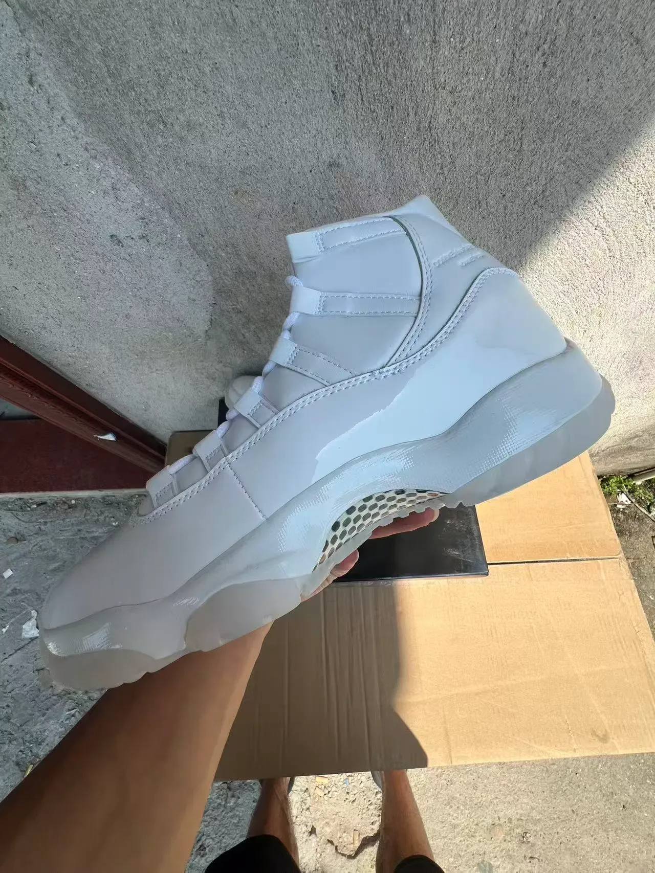 Air Jordan 11 Monocromáticos Brancos Tênis de Basquete 5