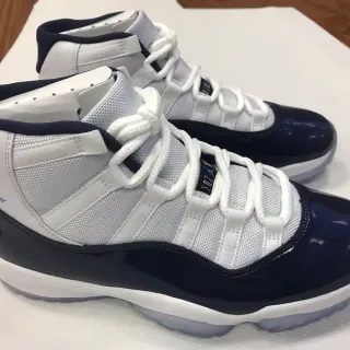Air Jordan 11 海军蓝和白色漆皮篮球鞋