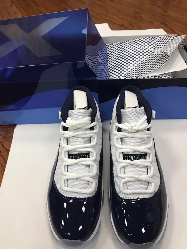 Air Jordan 11 Navy et Blanc Chaussures de Basketball en Cuir Patenté 2