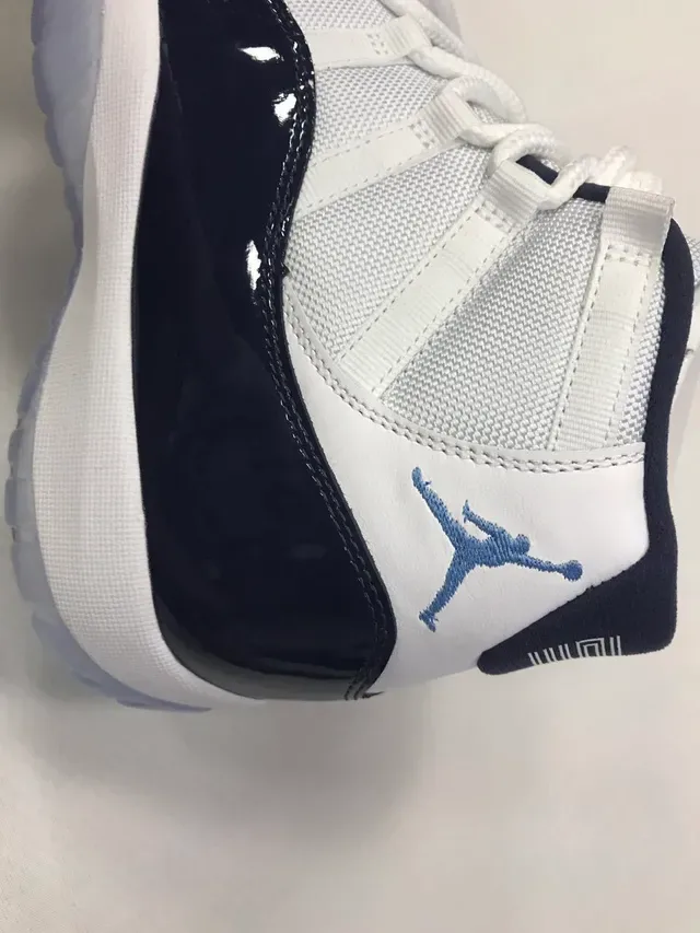 Air Jordan 11 Navy et Blanc Chaussures de Basketball en Cuir Patenté 3