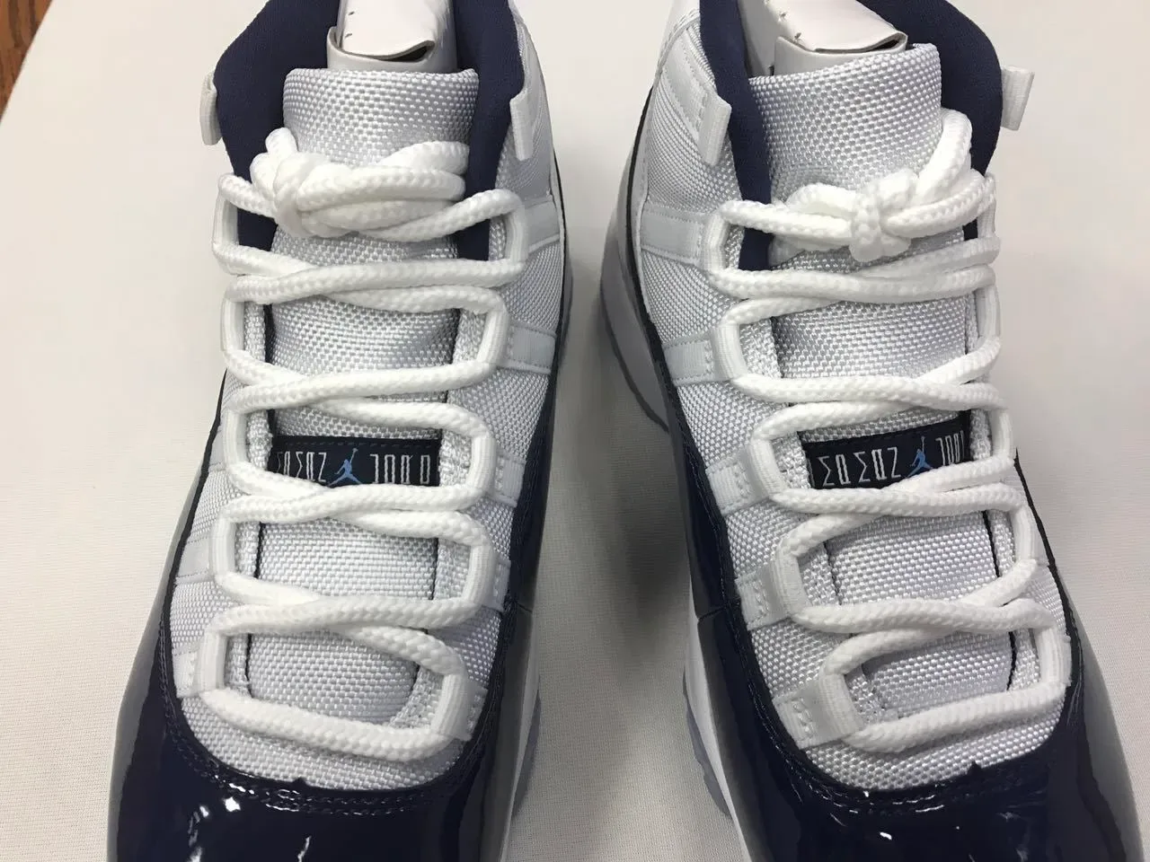 Air Jordan 11 Navy et Blanc Chaussures de Basketball en Cuir Patenté 4