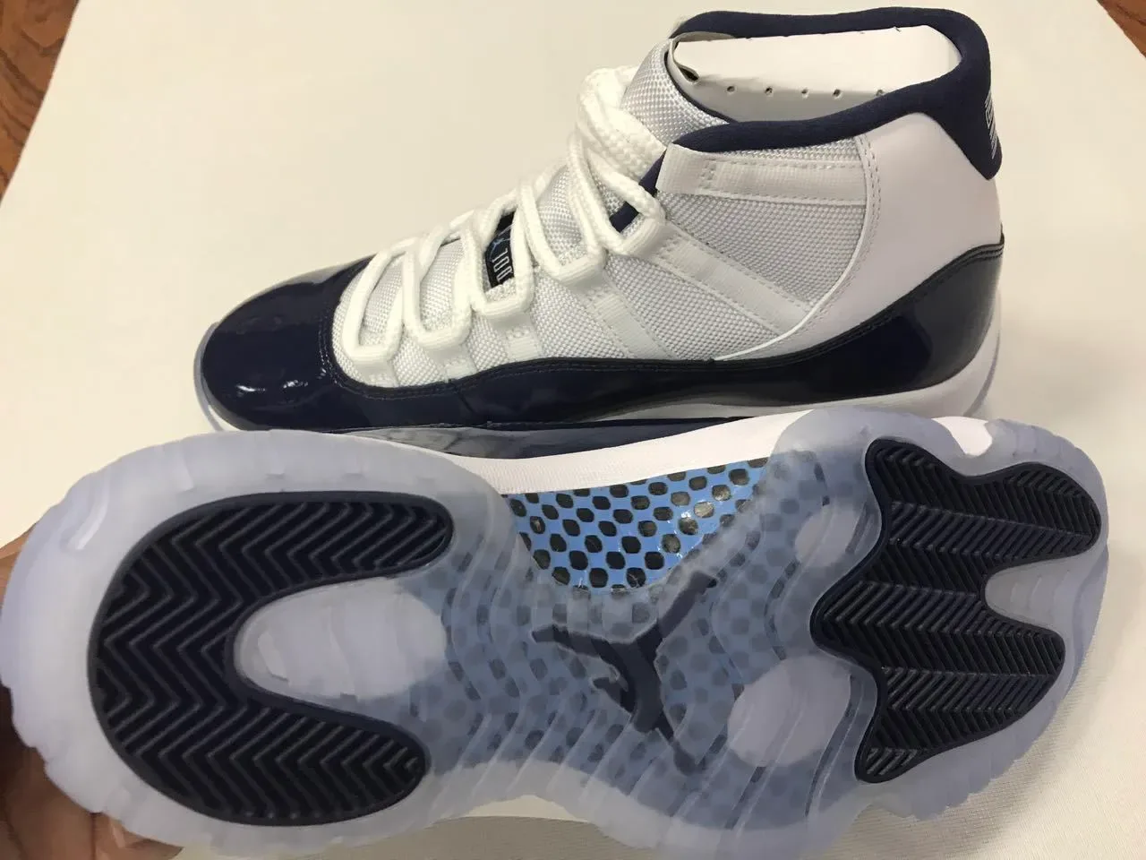 Air Jordan 11 Navy et Blanc Chaussures de Basketball en Cuir Patenté 5