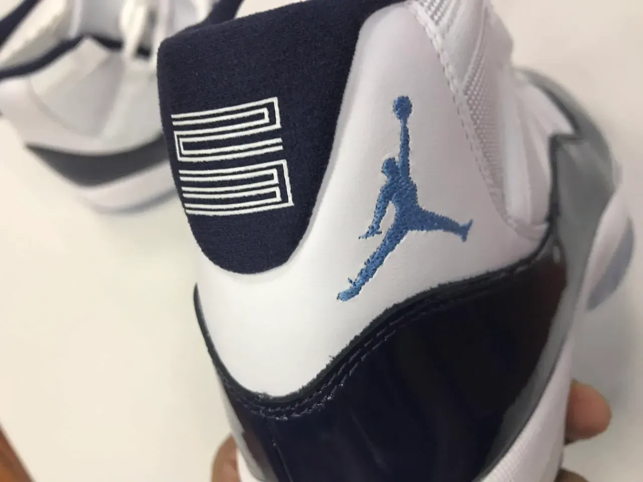 Air Jordan 11 Navy et Blanc Chaussures de Basketball en Cuir Patenté 6