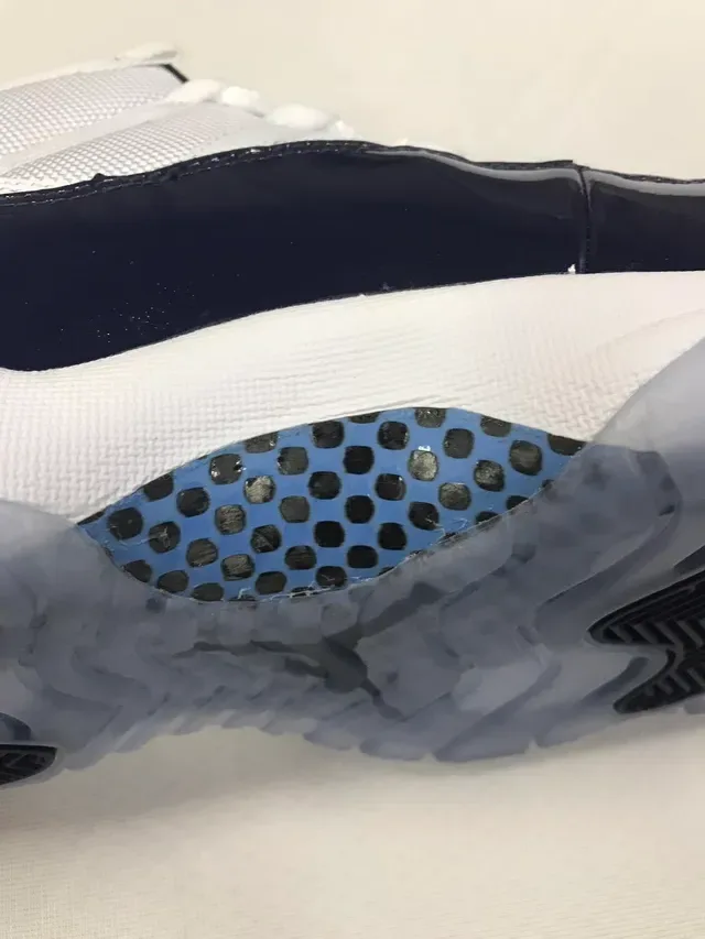 Air Jordan 11 Navy et Blanc Chaussures de Basketball en Cuir Patenté 7