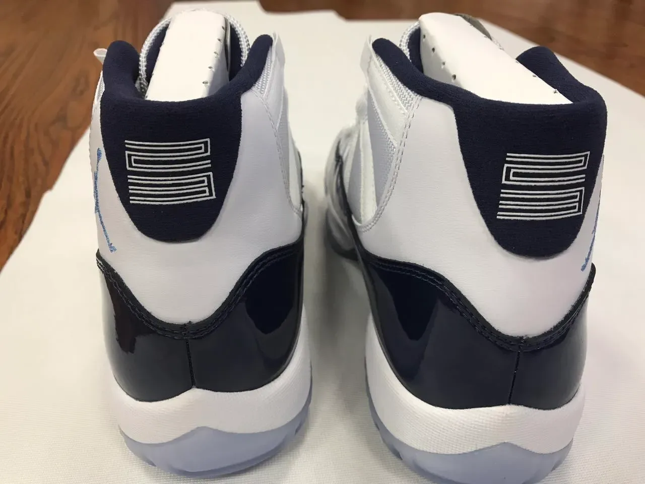 Air Jordan 11 Navy et Blanc Chaussures de Basketball en Cuir Patenté 8