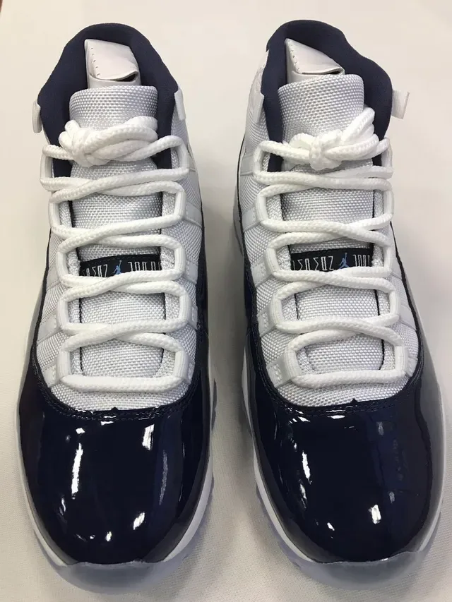 Air Jordan 11 Navy et Blanc Chaussures de Basketball en Cuir Patenté 9