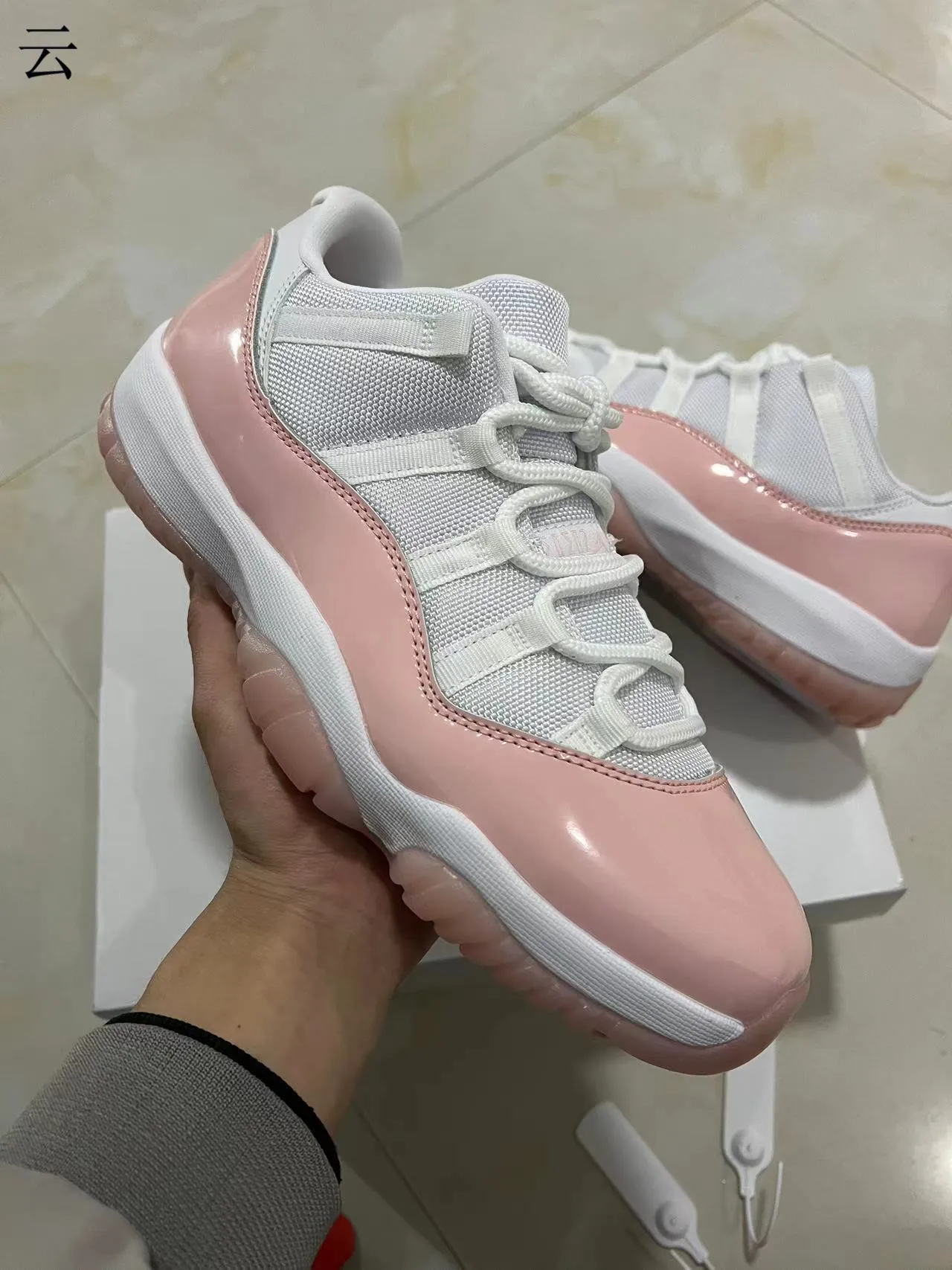 Air Jordan 11 粉色漆皮篮球鞋 2
