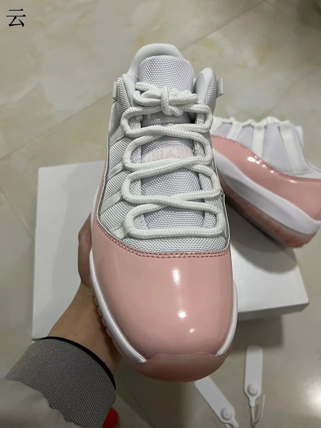 Air Jordan 11 粉色漆皮篮球鞋 3
