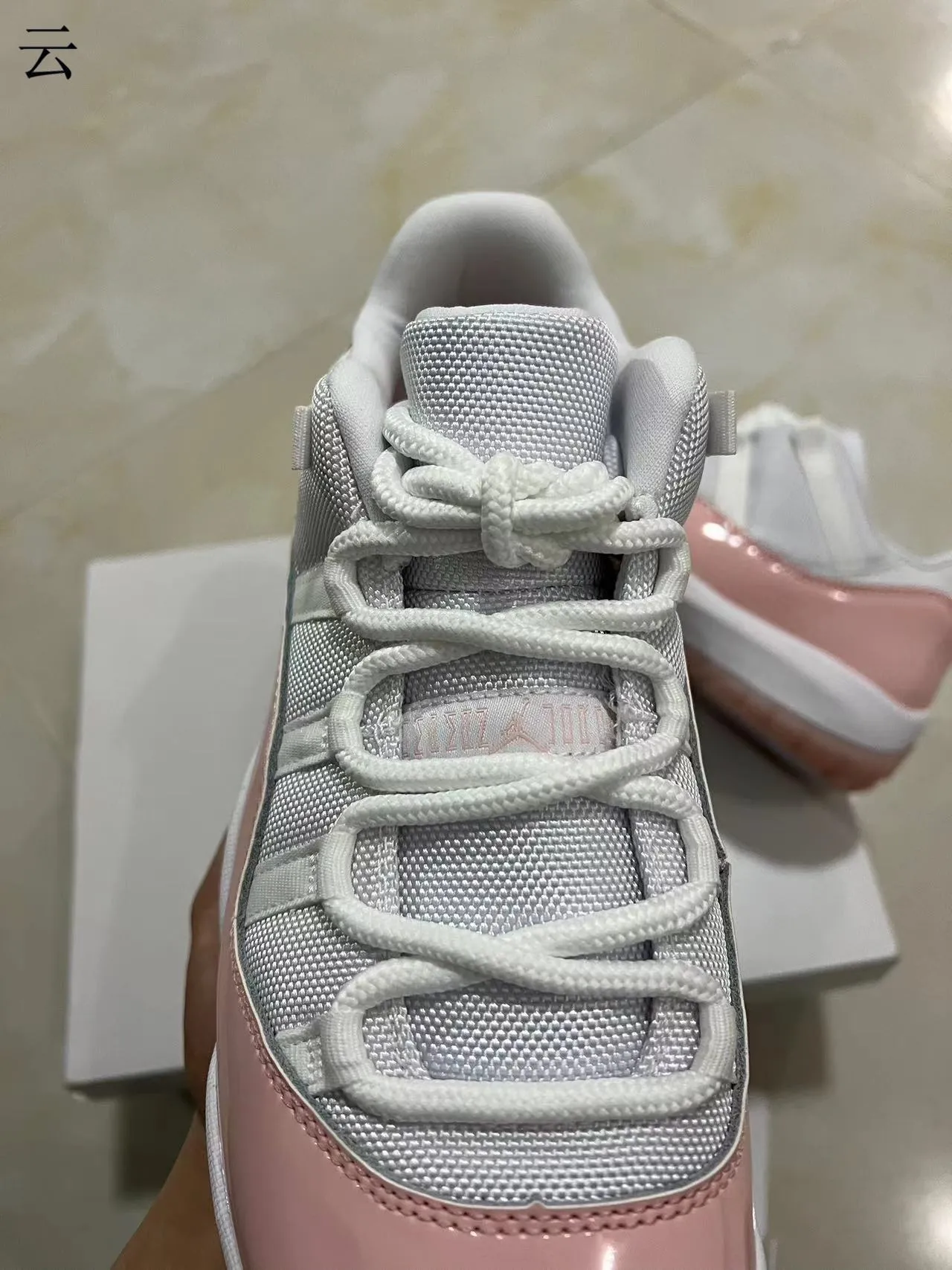 Air Jordan 11 粉色漆皮篮球鞋 4