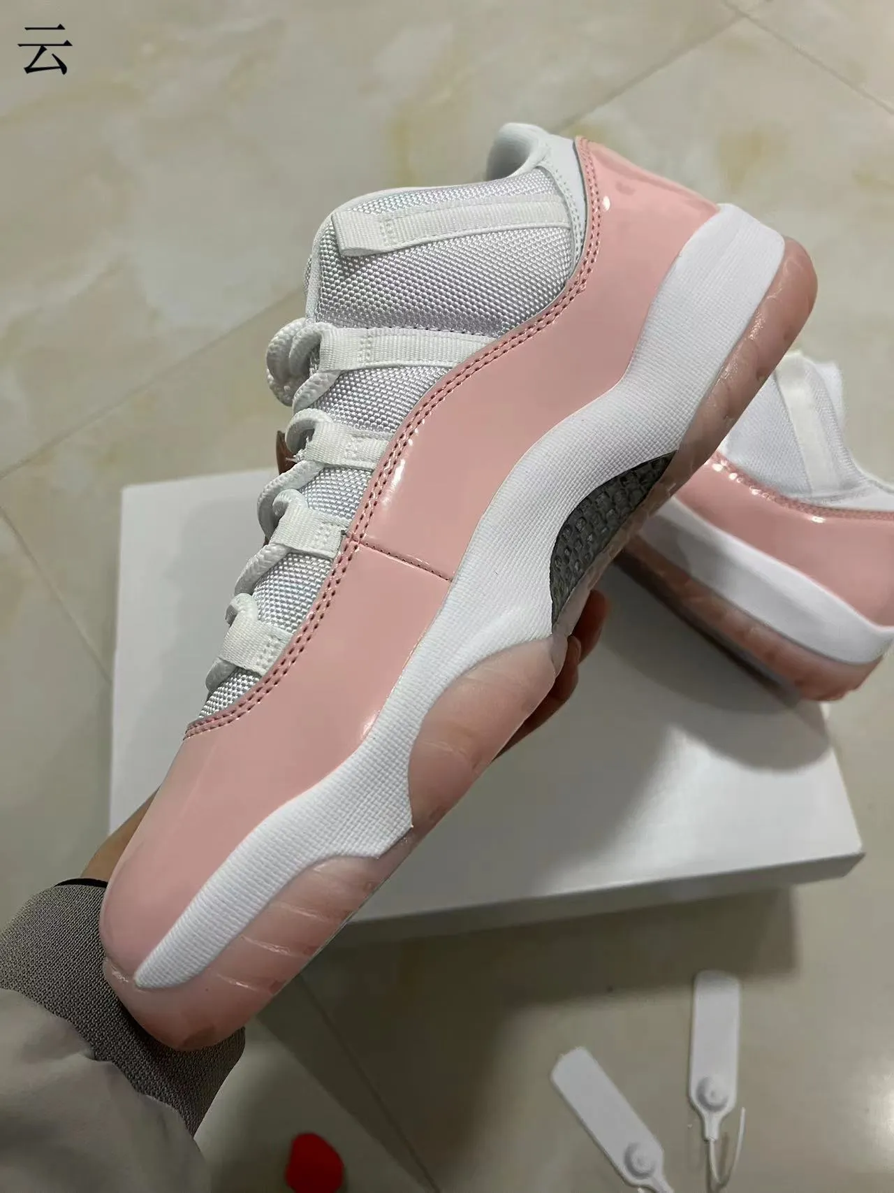 Air Jordan 11 粉色漆皮篮球鞋 5