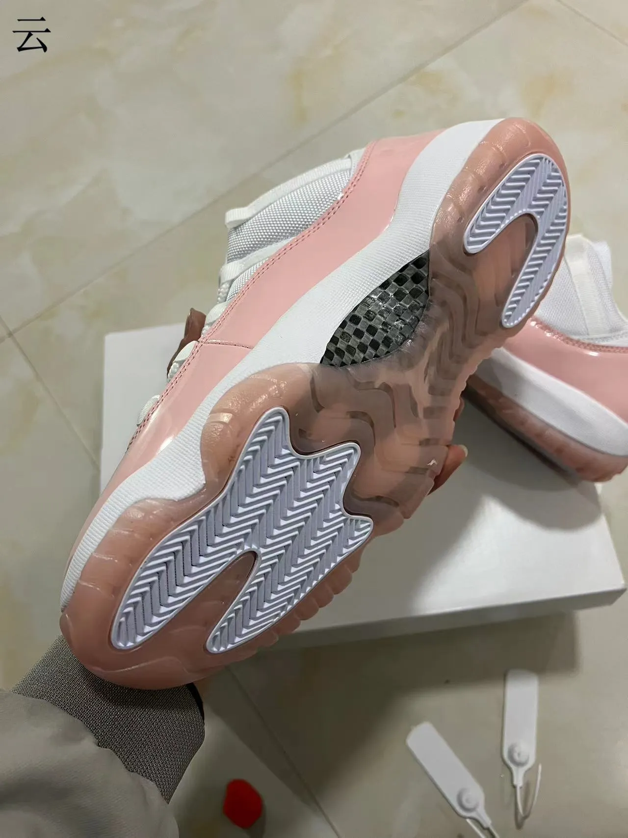 Air Jordan 11 粉色漆皮篮球鞋 6