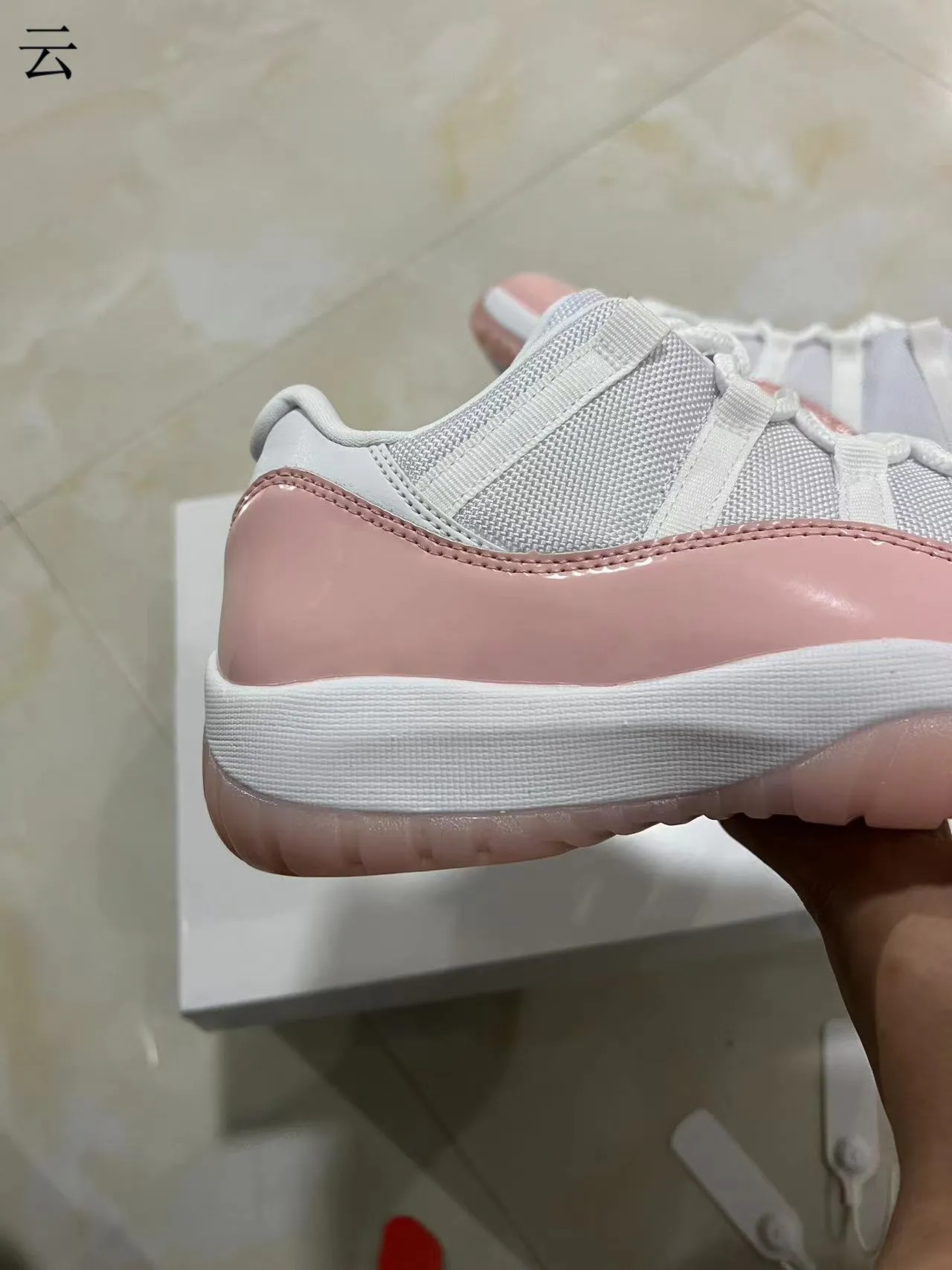 Air Jordan 11 粉色漆皮篮球鞋 7