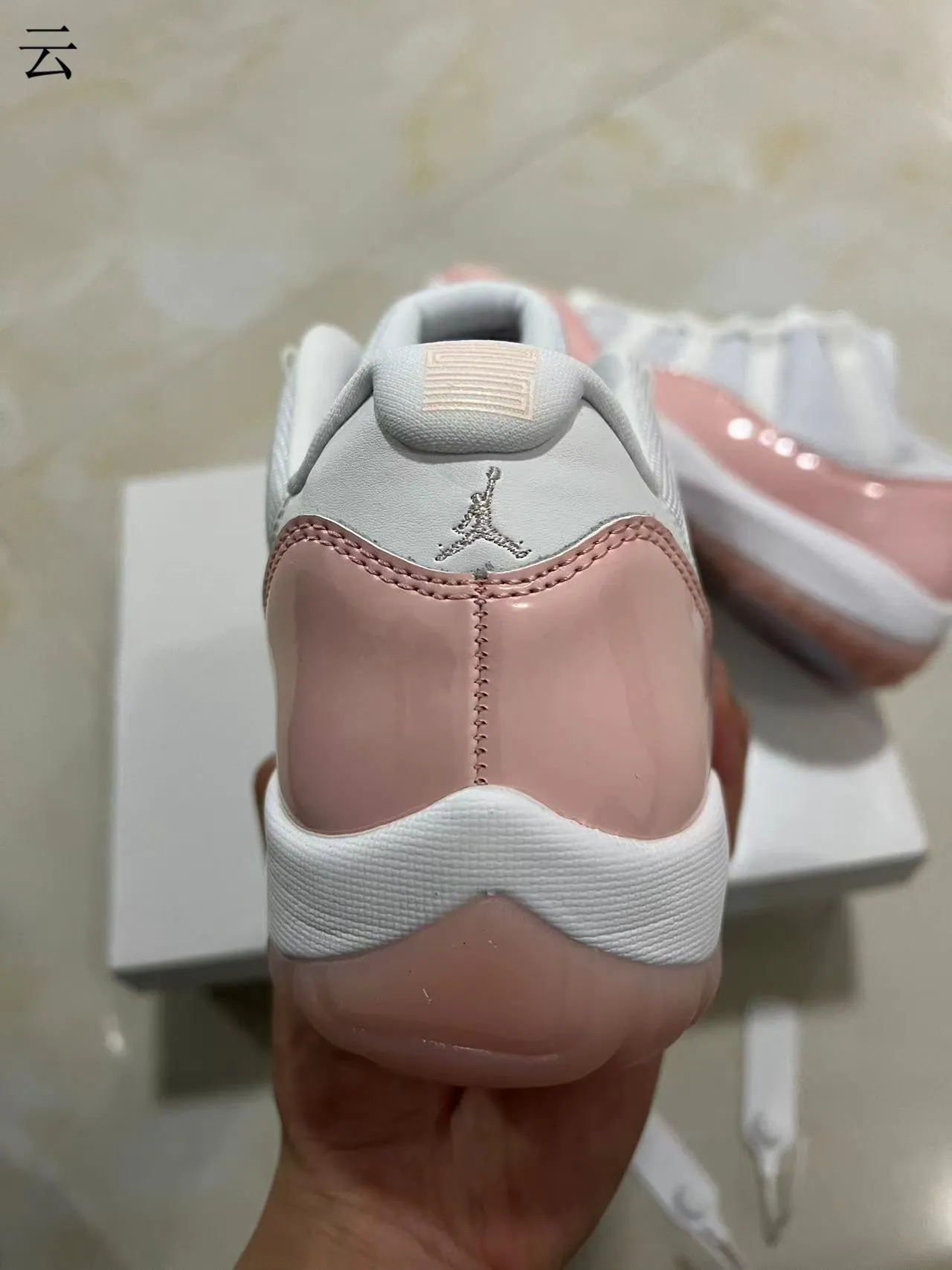 Air Jordan 11 粉色漆皮篮球鞋 8