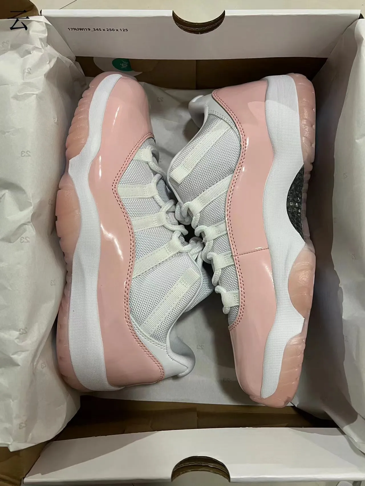 Air Jordan 11 粉色漆皮篮球鞋 9