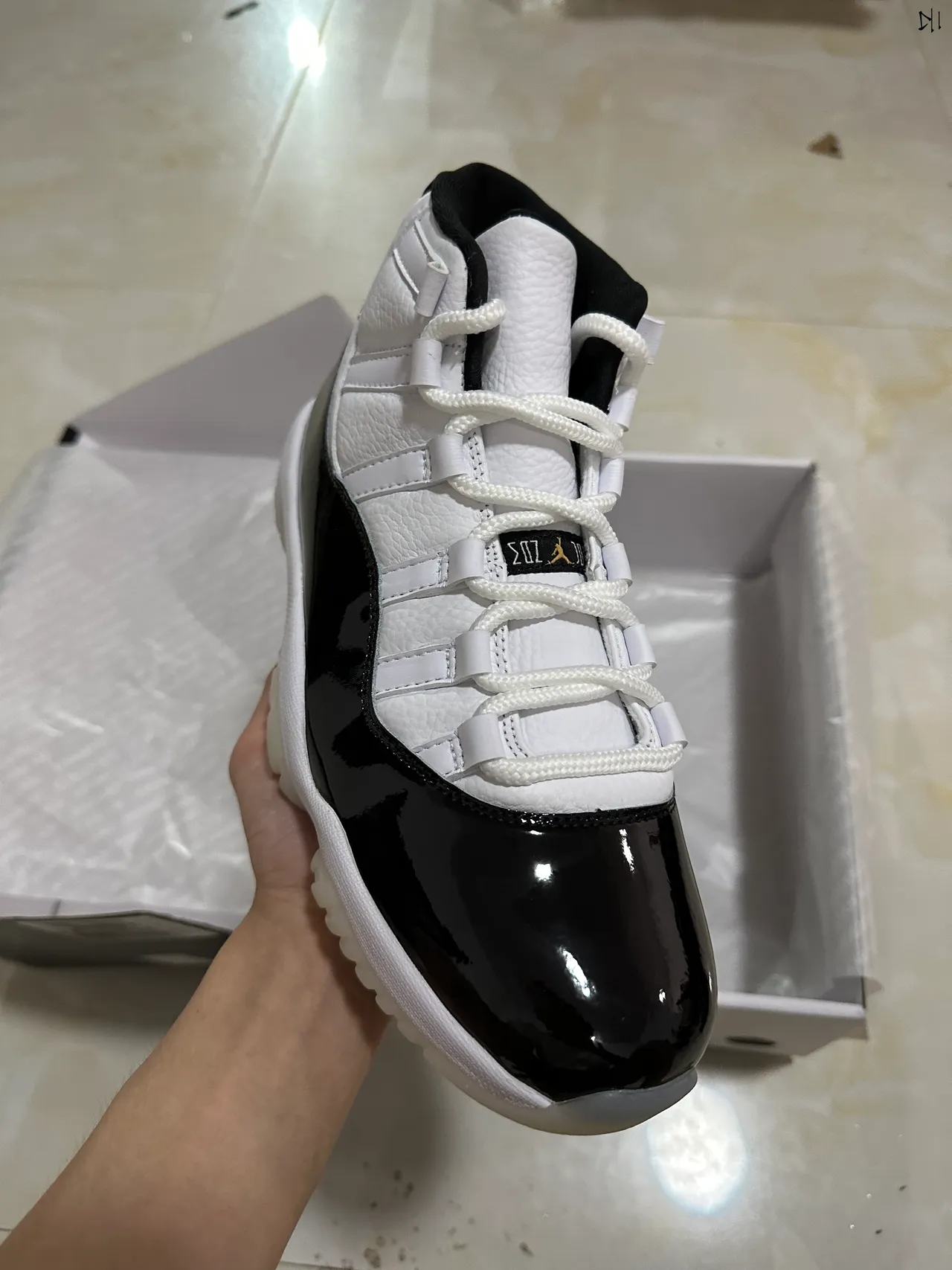 Tênis de basquete de cano alto Air Jordan 11 branco e preto com para-lama em couro envernizado 2