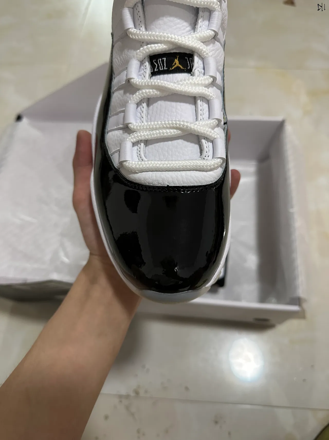 Tênis de basquete de cano alto Air Jordan 11 branco e preto com para-lama em couro envernizado 3