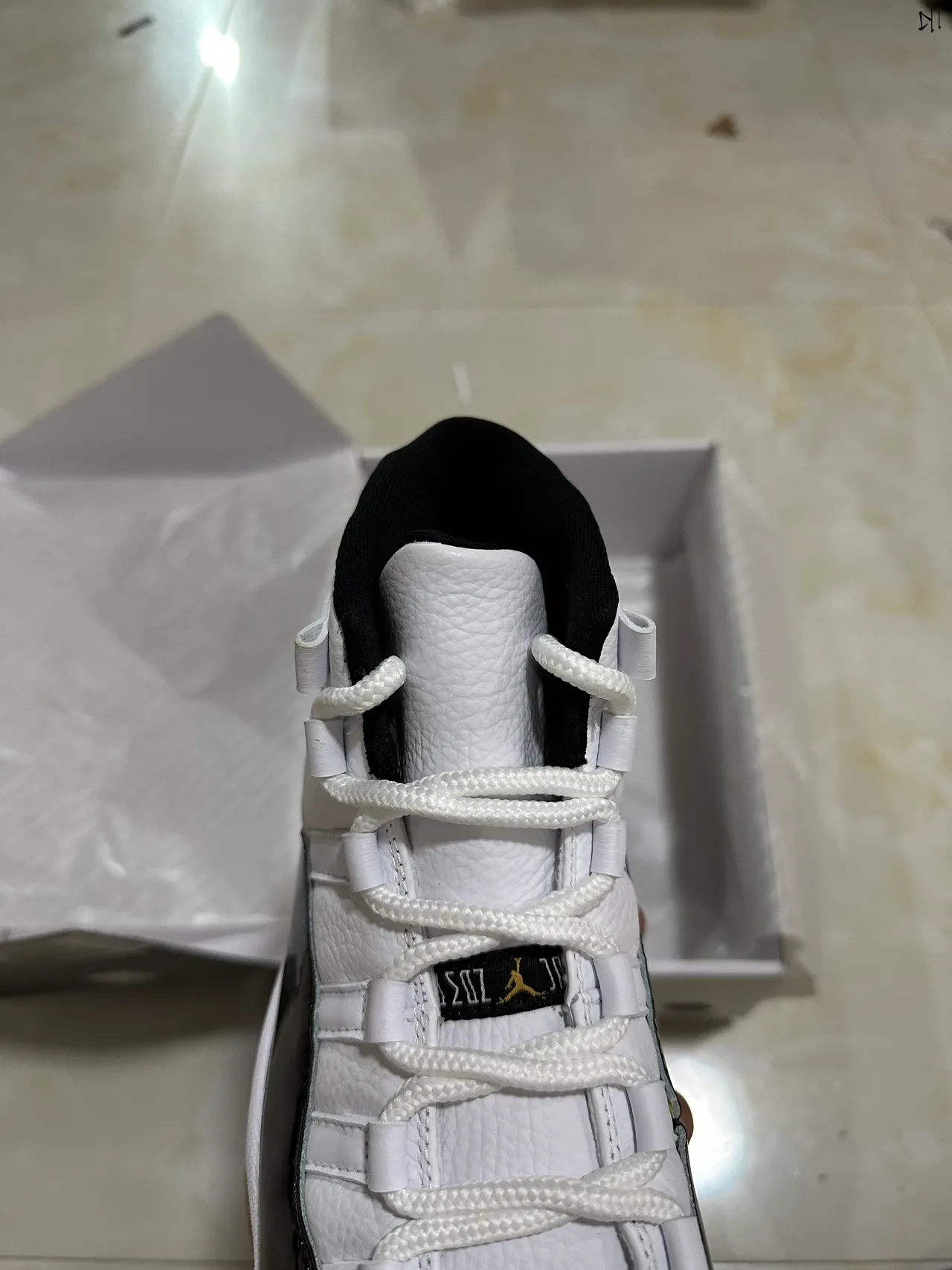 Tênis de basquete de cano alto Air Jordan 11 branco e preto com para-lama em couro envernizado 4