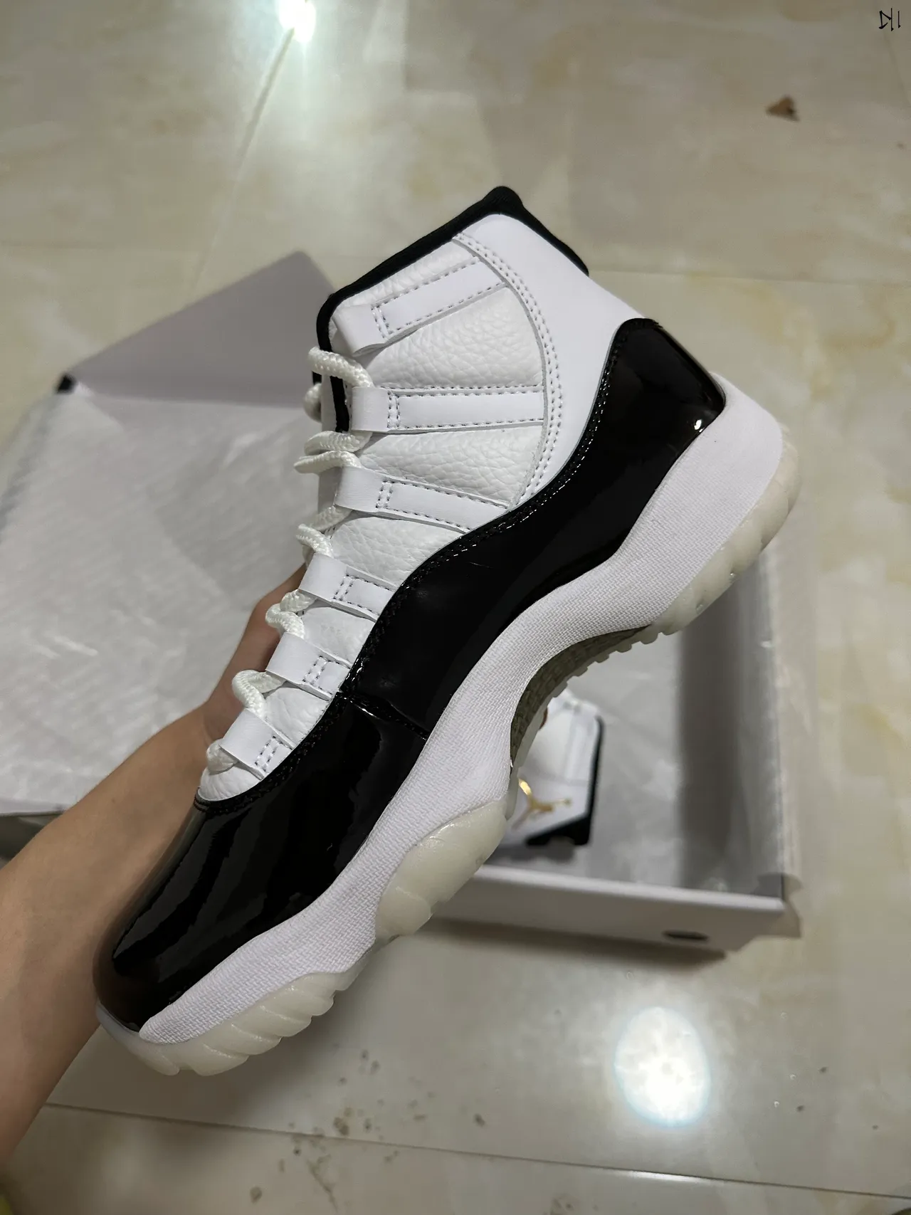 Tênis de basquete de cano alto Air Jordan 11 branco e preto com para-lama em couro envernizado 5
