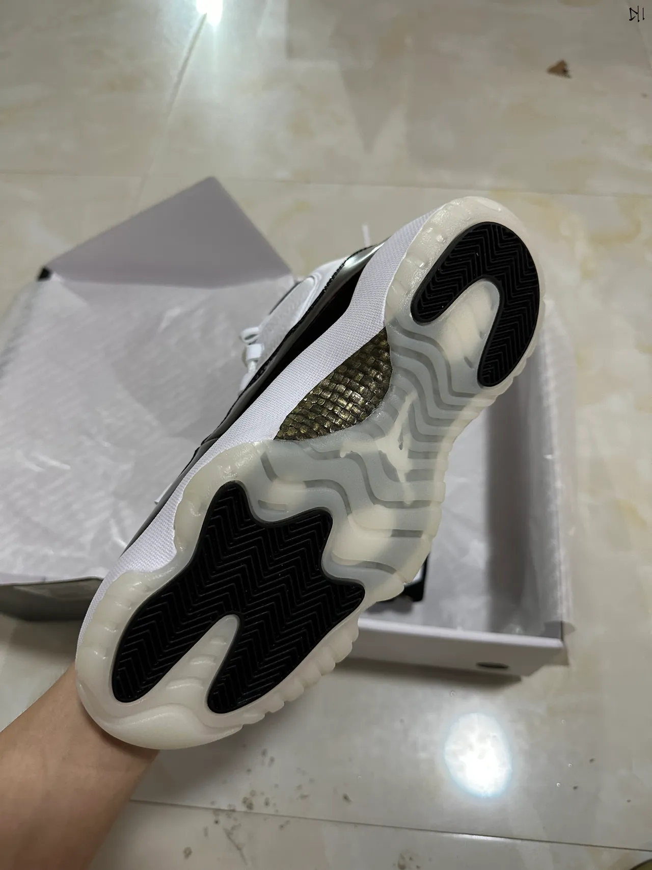 Tênis de basquete de cano alto Air Jordan 11 branco e preto com para-lama em couro envernizado 6