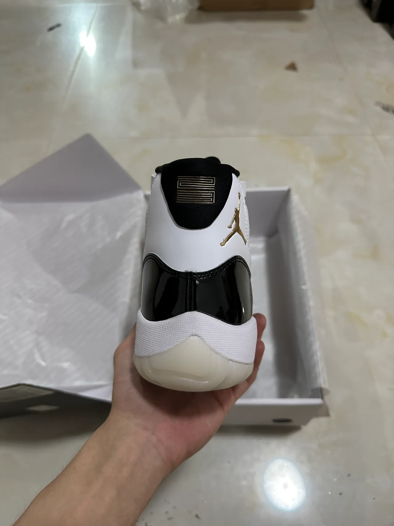 Tênis de basquete de cano alto Air Jordan 11 branco e preto com para-lama em couro envernizado 7