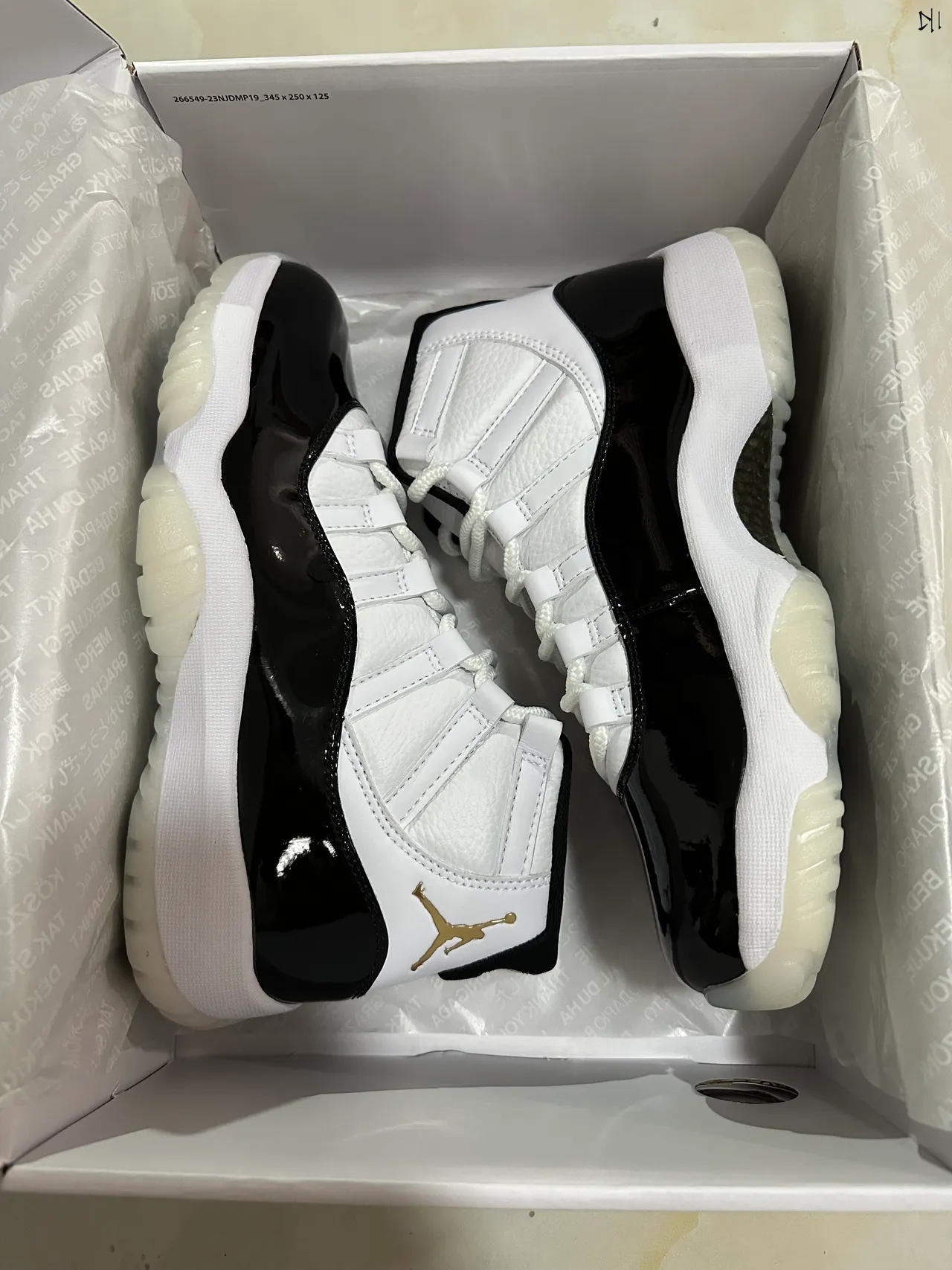 Tênis de basquete de cano alto Air Jordan 11 branco e preto com para-lama em couro envernizado 8