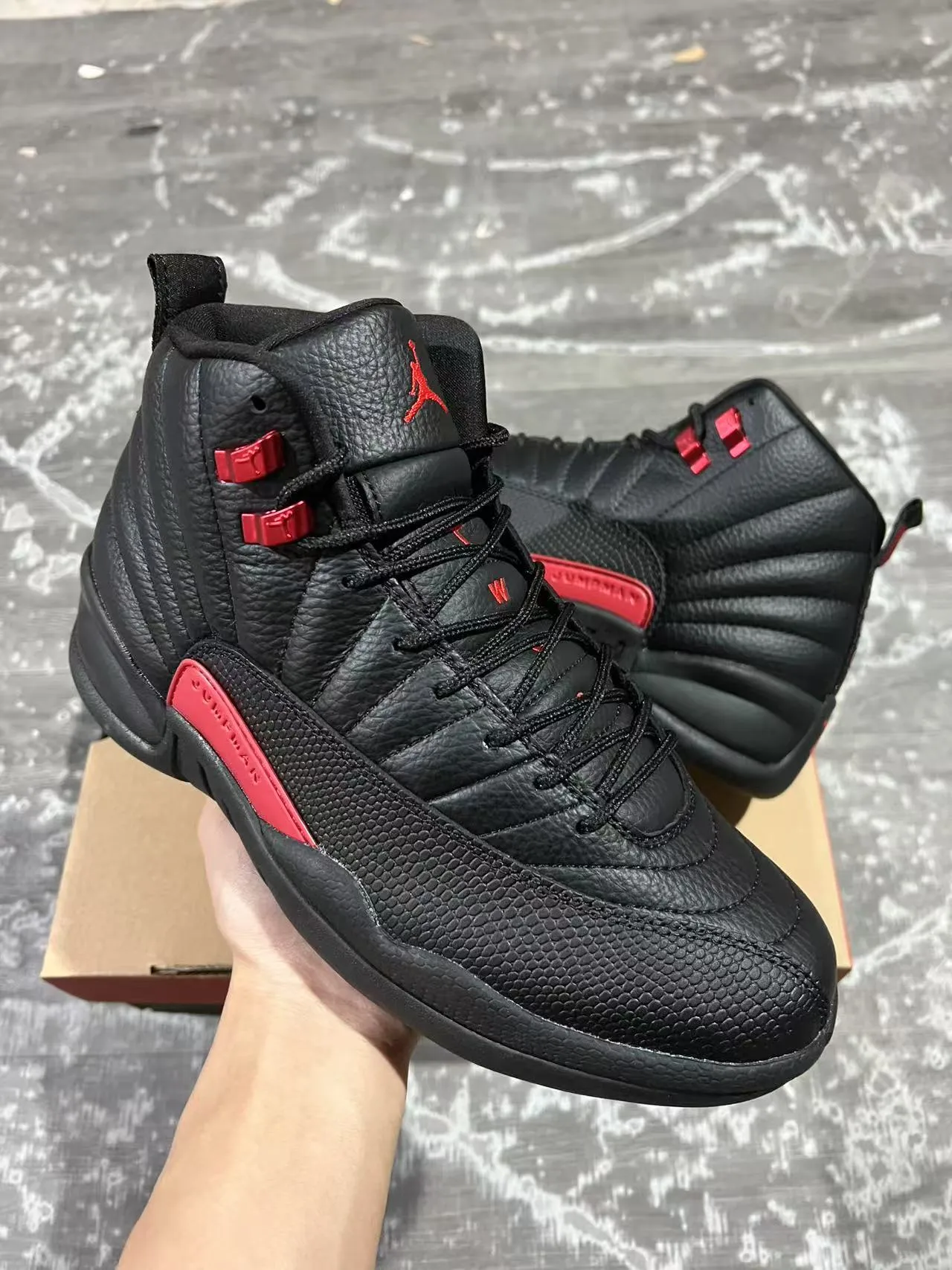 Tênis de basquete Air Jordan 12 Jumpman preto e vermelho 2