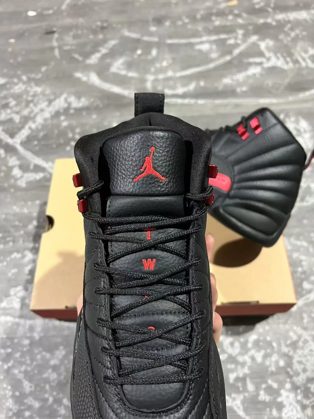 Tênis de basquete Air Jordan 12 Jumpman preto e vermelho 4