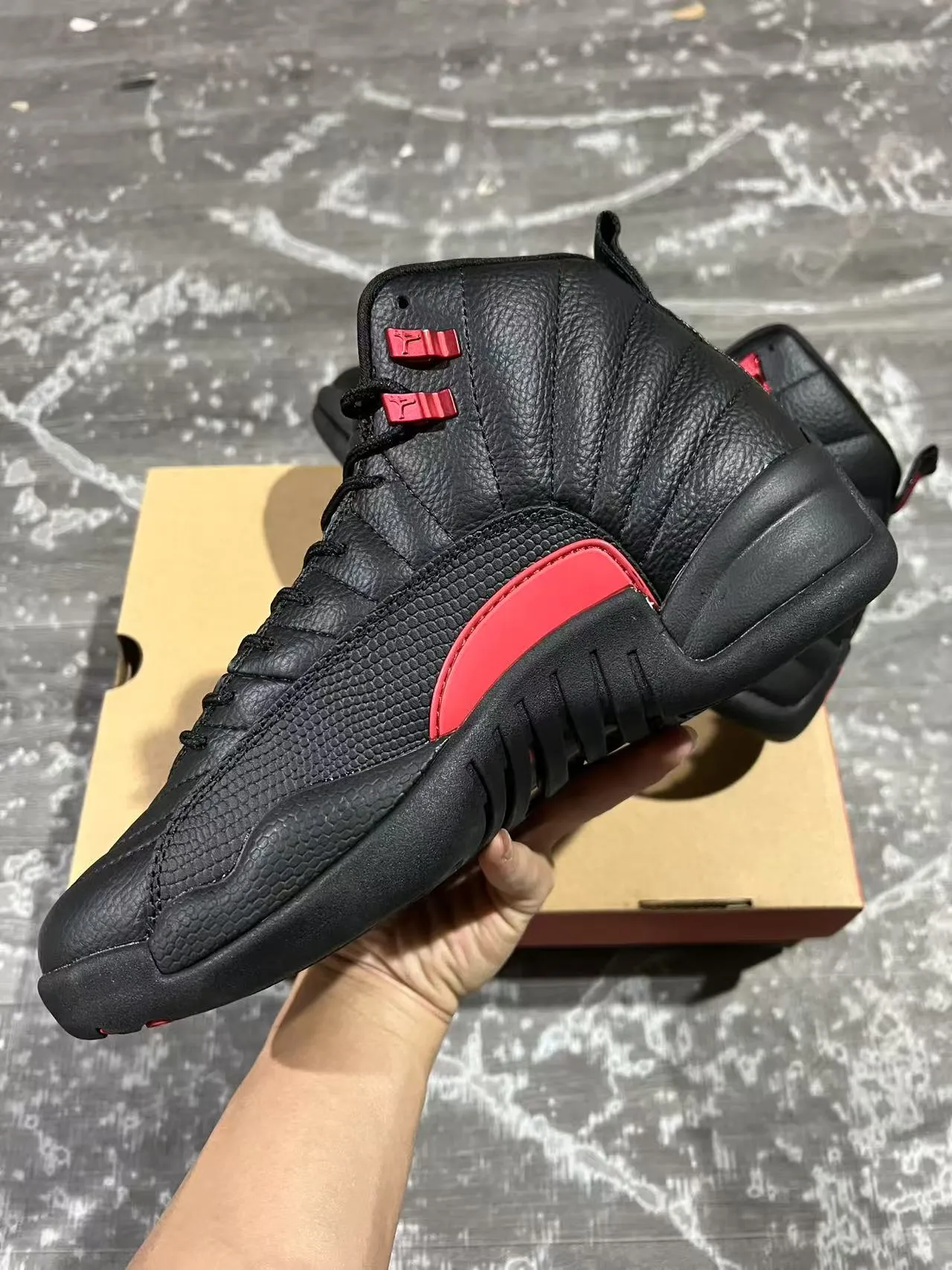 Tênis de basquete Air Jordan 12 Jumpman preto e vermelho 5