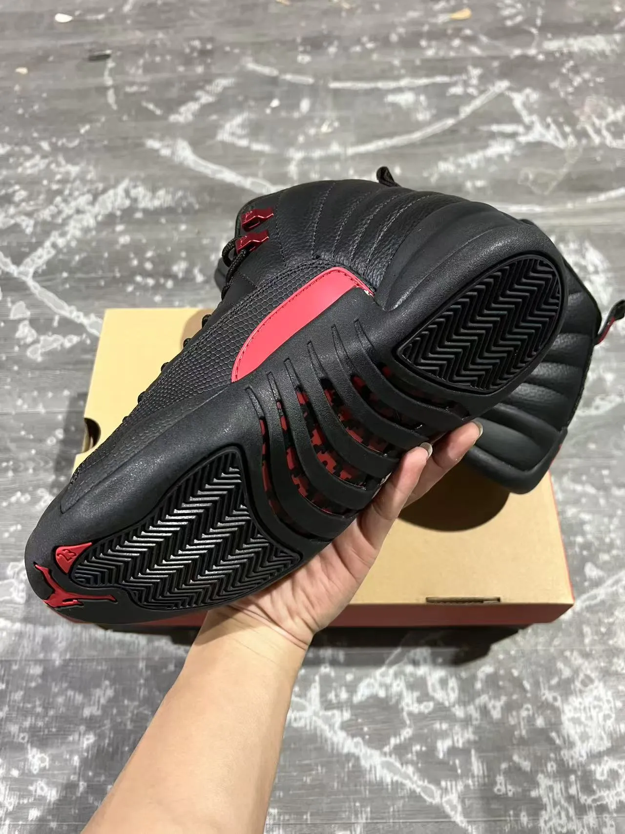 Tênis de basquete Air Jordan 12 Jumpman preto e vermelho 6