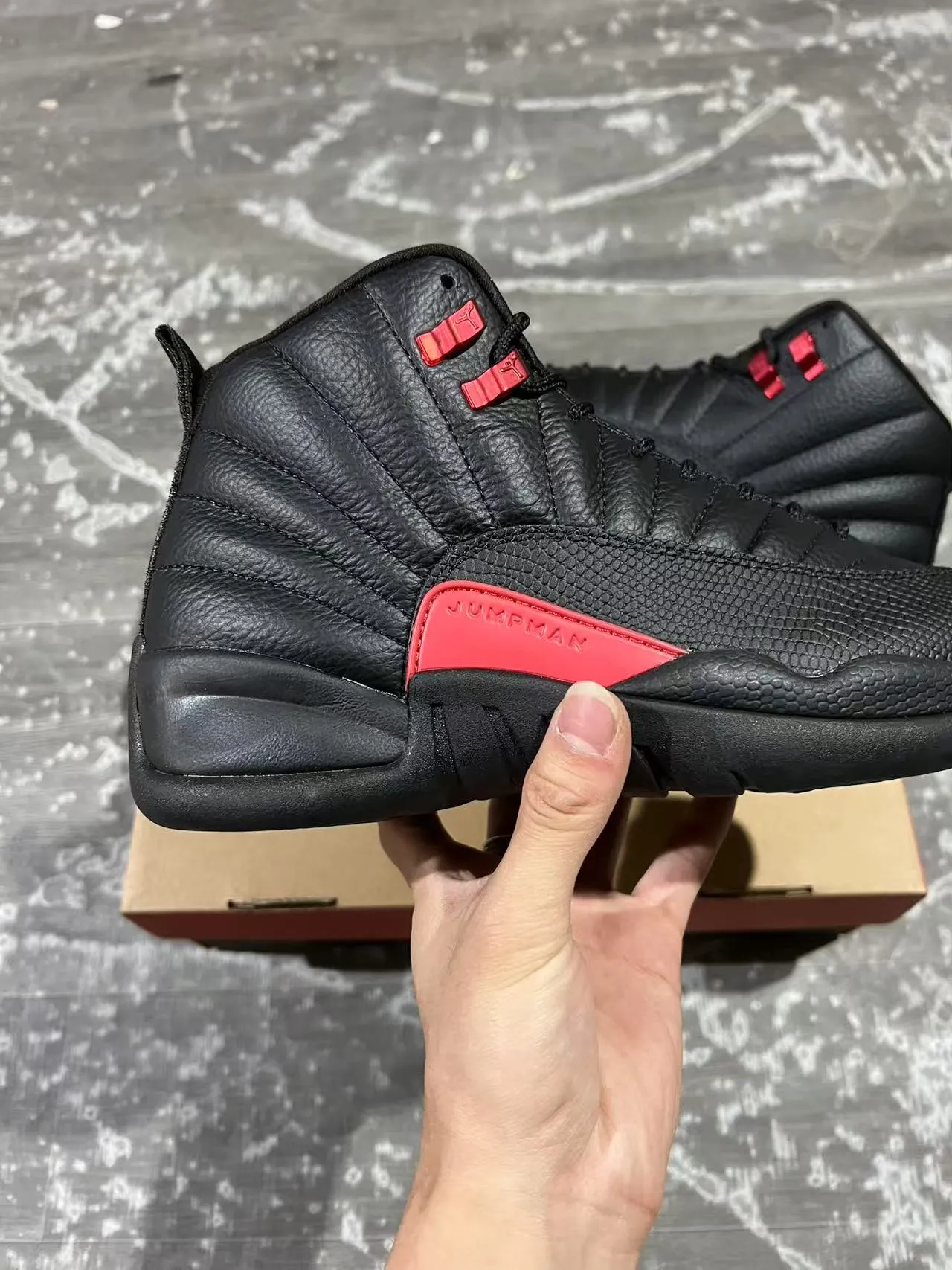 Tênis de basquete Air Jordan 12 Jumpman preto e vermelho 7