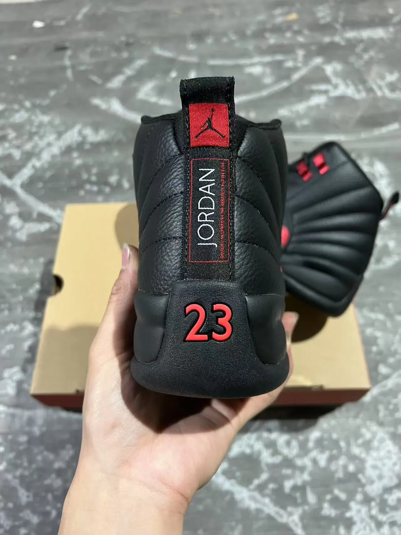 Tênis de basquete Air Jordan 12 Jumpman preto e vermelho 8
