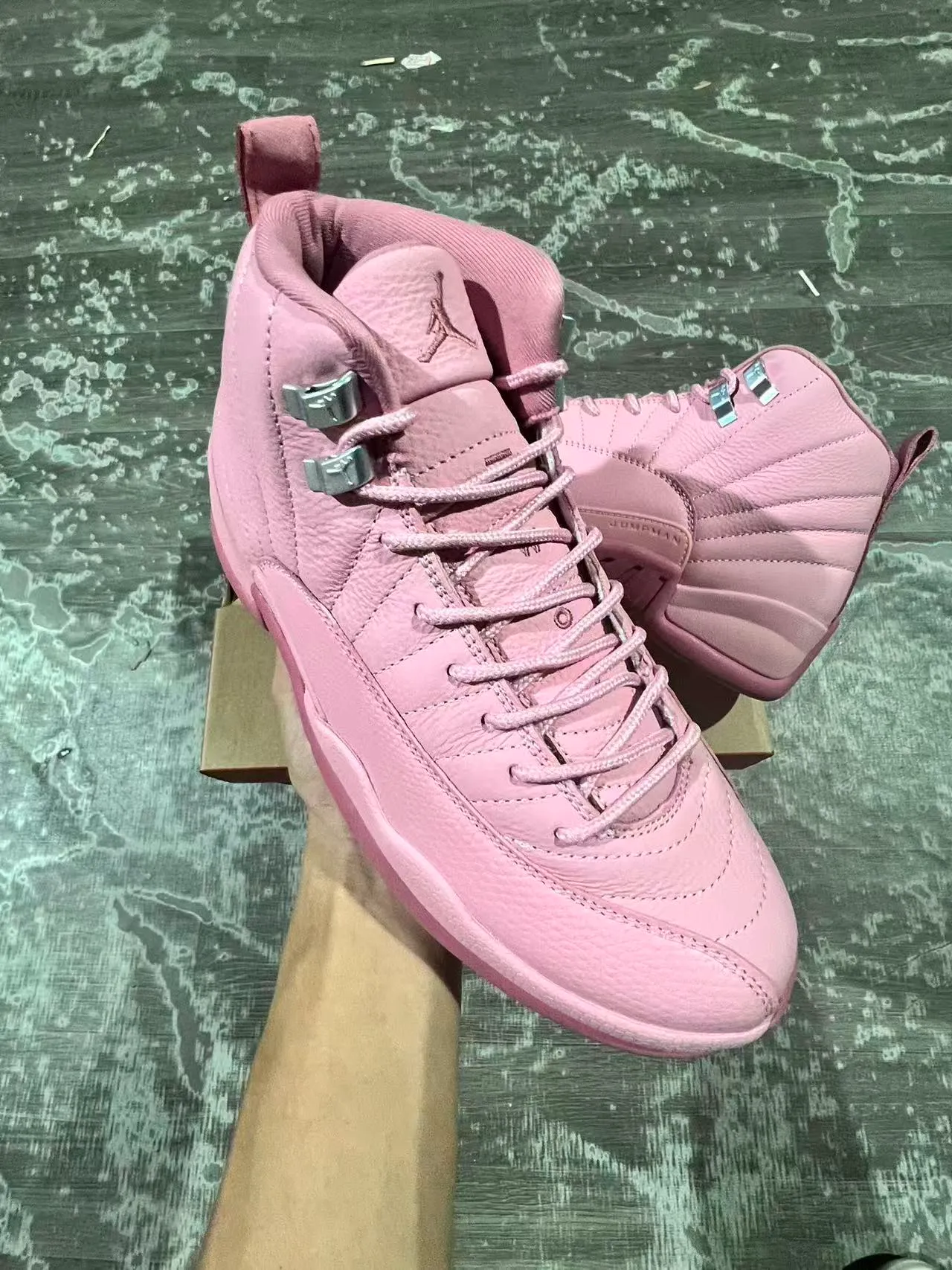 أحذية كرة السلة Air Jordan 12 بلون وردي أحادي اللون 2