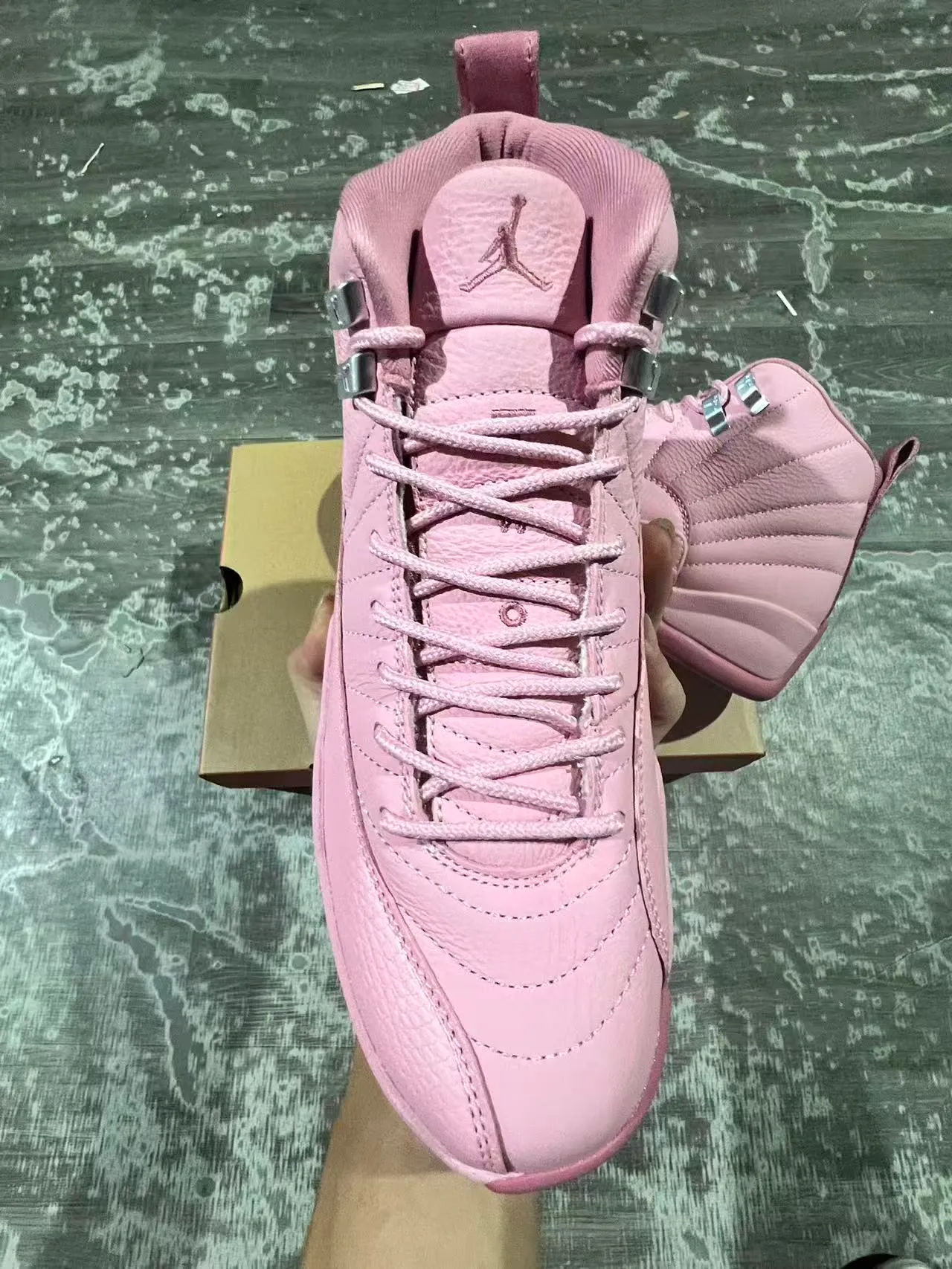 أحذية كرة السلة Air Jordan 12 بلون وردي أحادي اللون 3