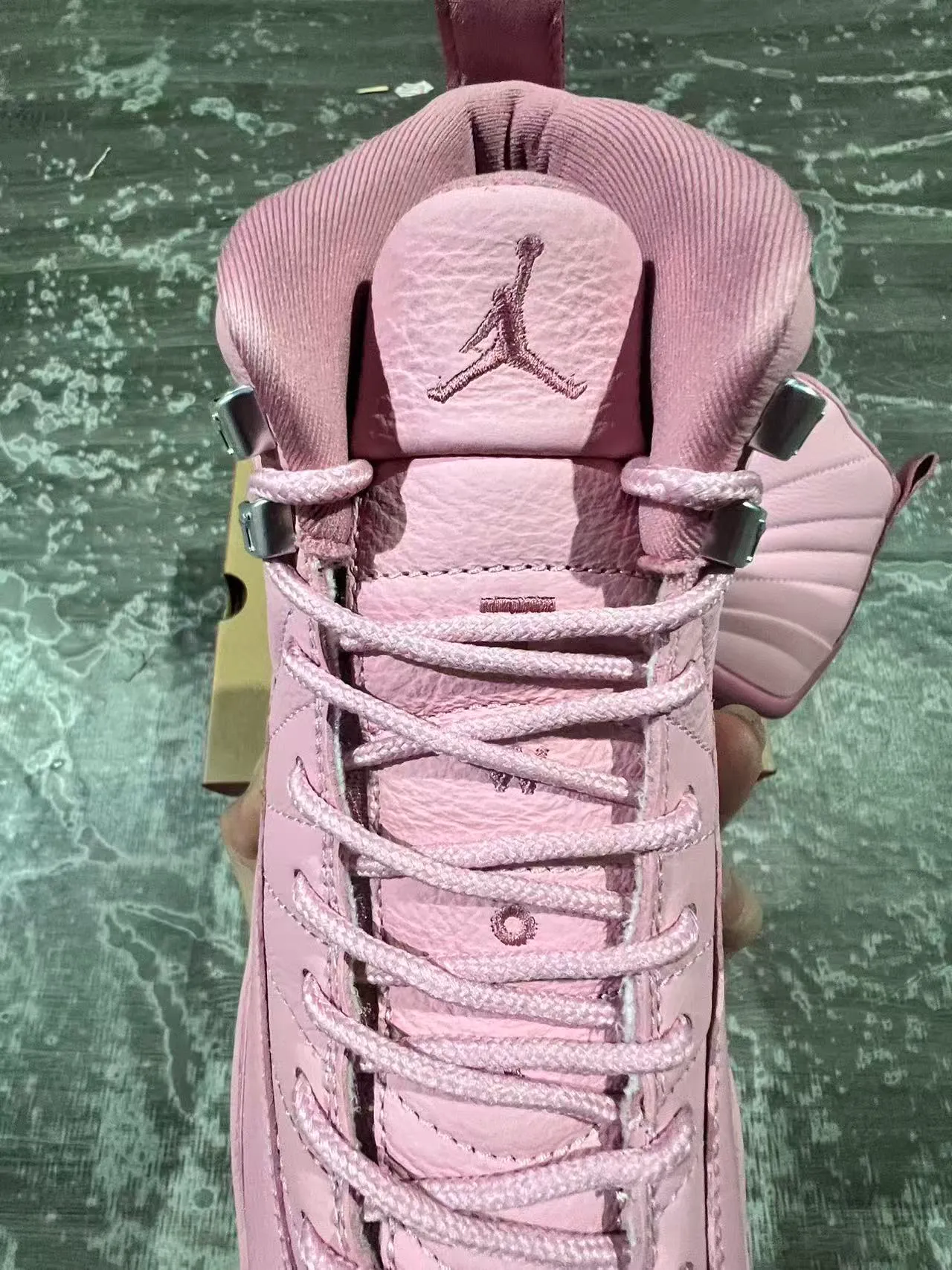 أحذية كرة السلة Air Jordan 12 بلون وردي أحادي اللون 4