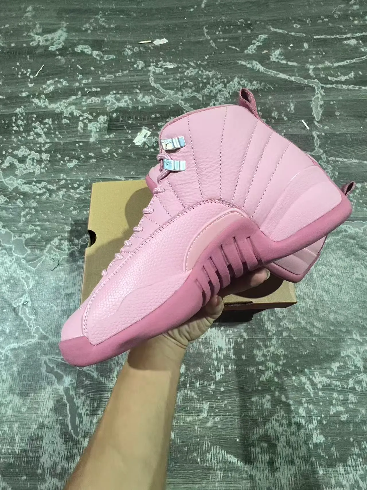أحذية كرة السلة Air Jordan 12 بلون وردي أحادي اللون 5