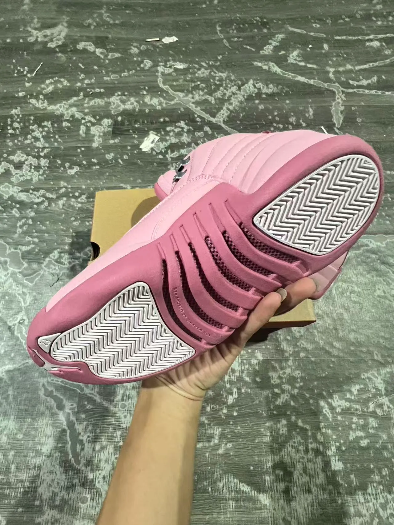 أحذية كرة السلة Air Jordan 12 بلون وردي أحادي اللون 6