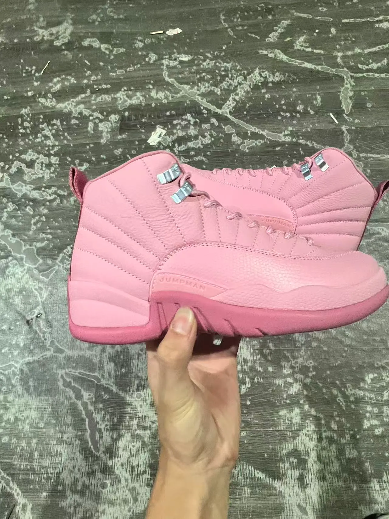 أحذية كرة السلة Air Jordan 12 بلون وردي أحادي اللون 7