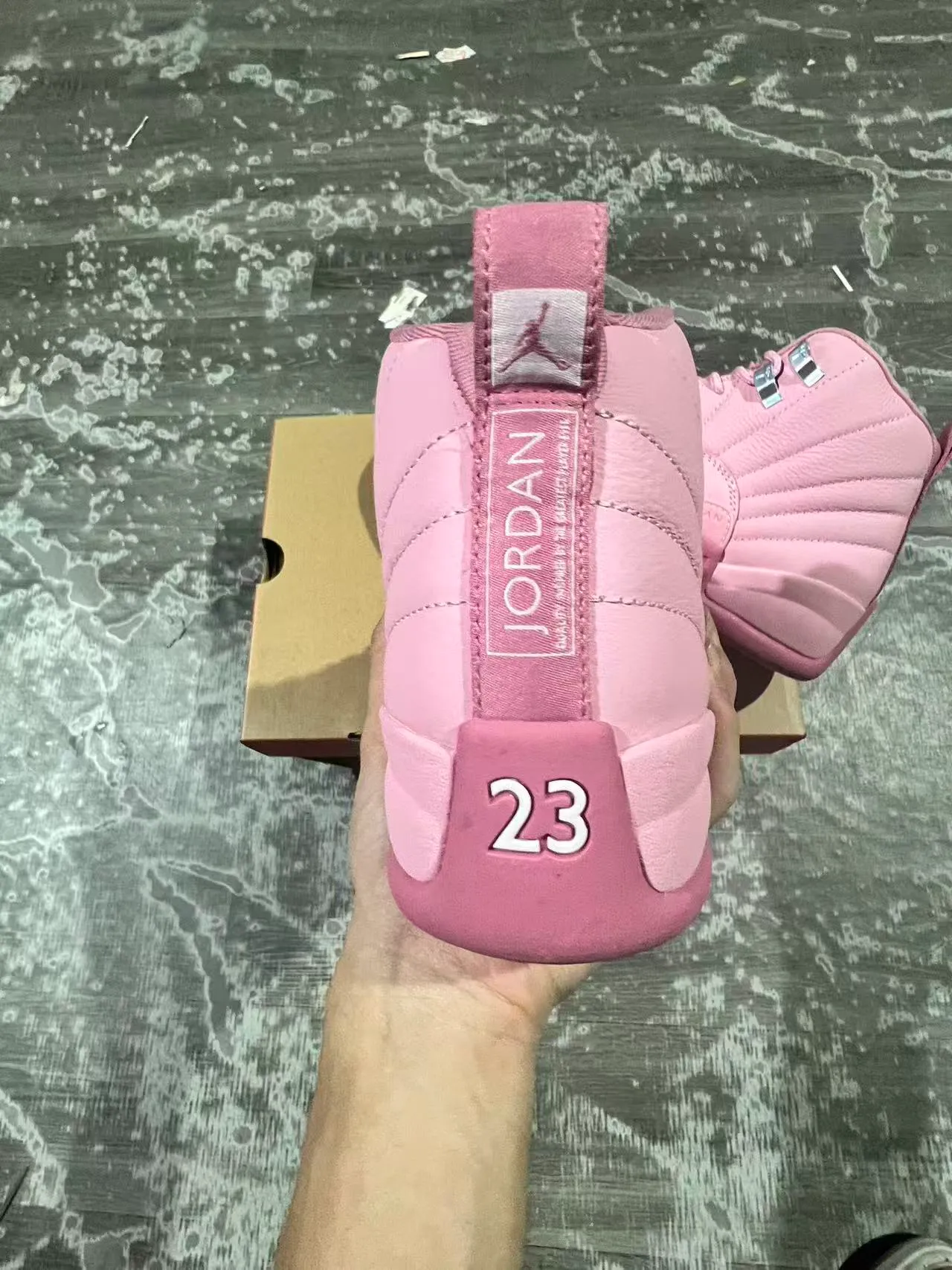 أحذية كرة السلة Air Jordan 12 بلون وردي أحادي اللون 8