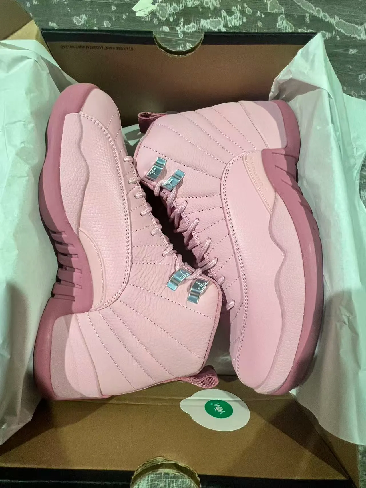 أحذية كرة السلة Air Jordan 12 بلون وردي أحادي اللون 9