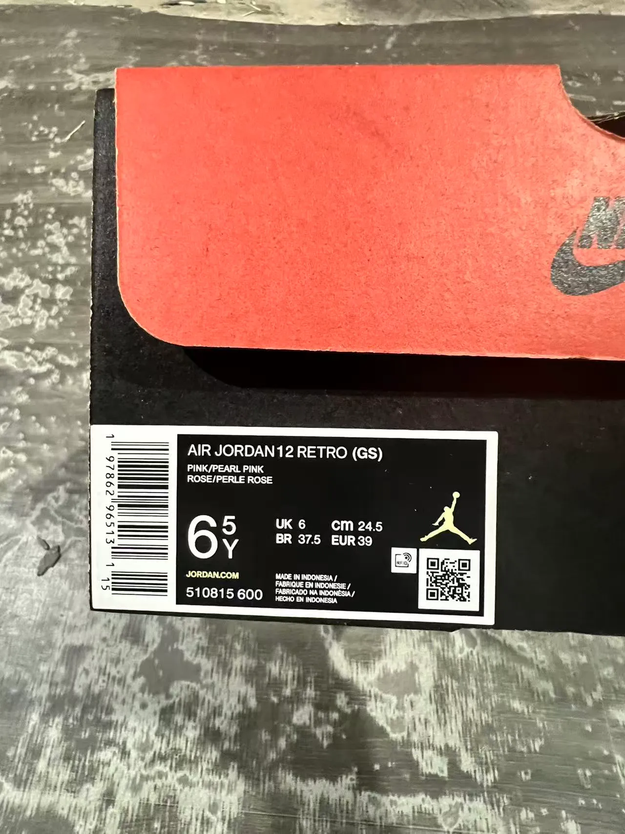 أحذية كرة السلة Air Jordan 12 بلون وردي أحادي اللون 10