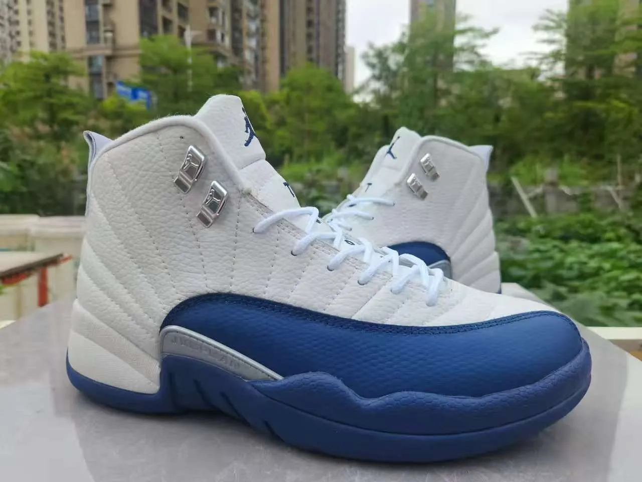 Tênis de basquete Air Jordan 12 branco preto dourado 2