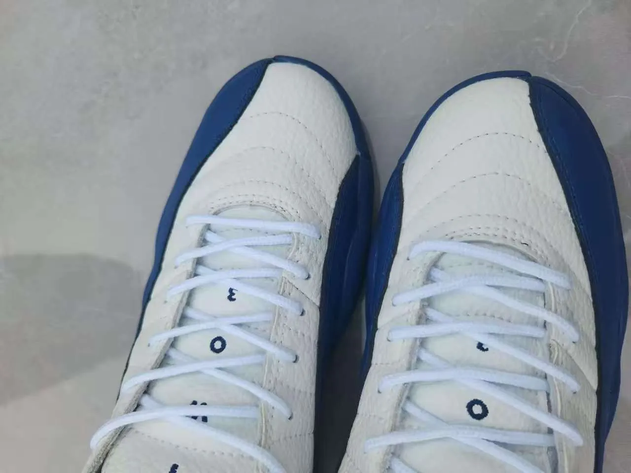 Tênis de basquete Air Jordan 12 branco preto dourado 3
