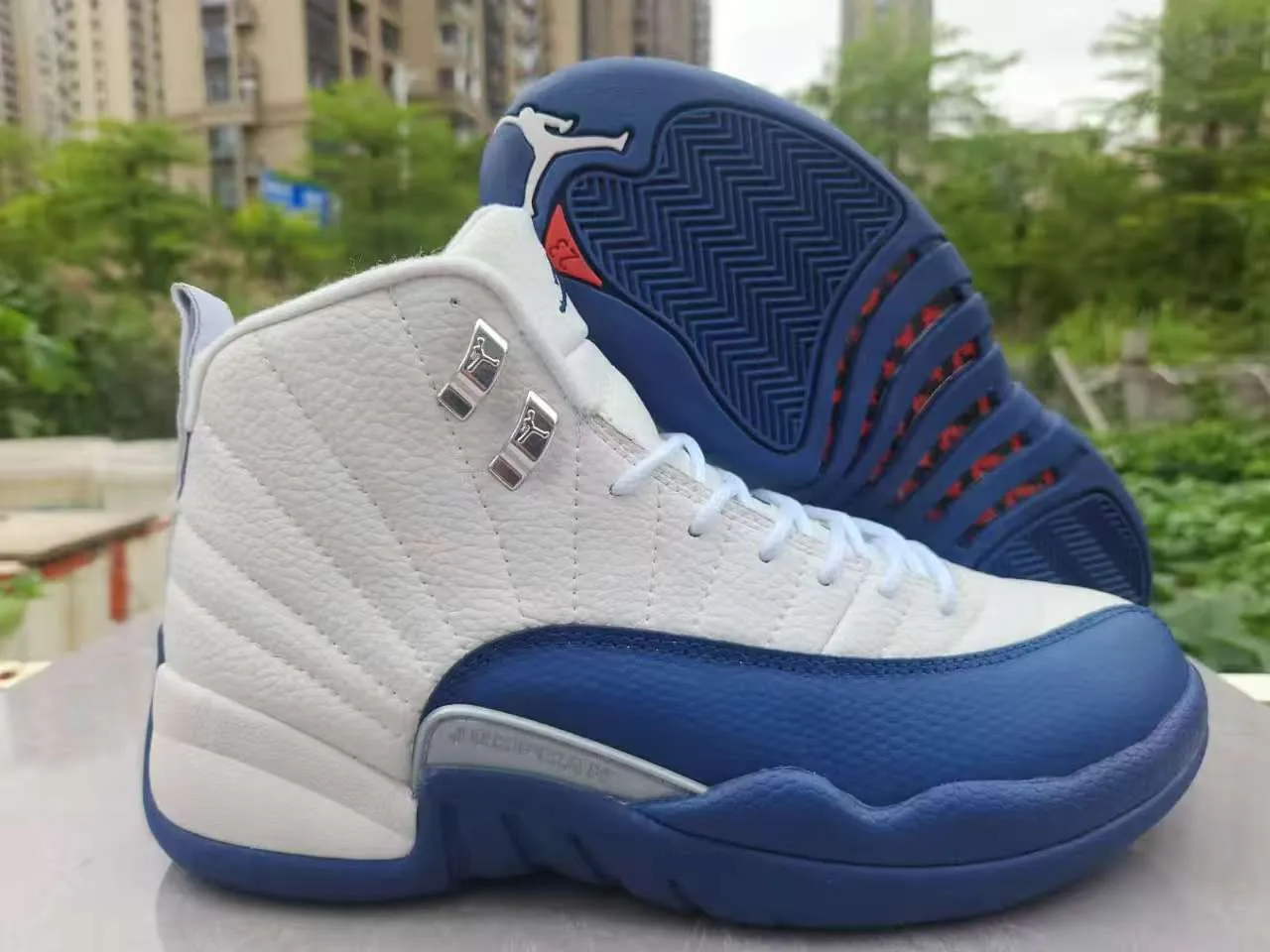 Tênis de basquete Air Jordan 12 branco preto dourado 5