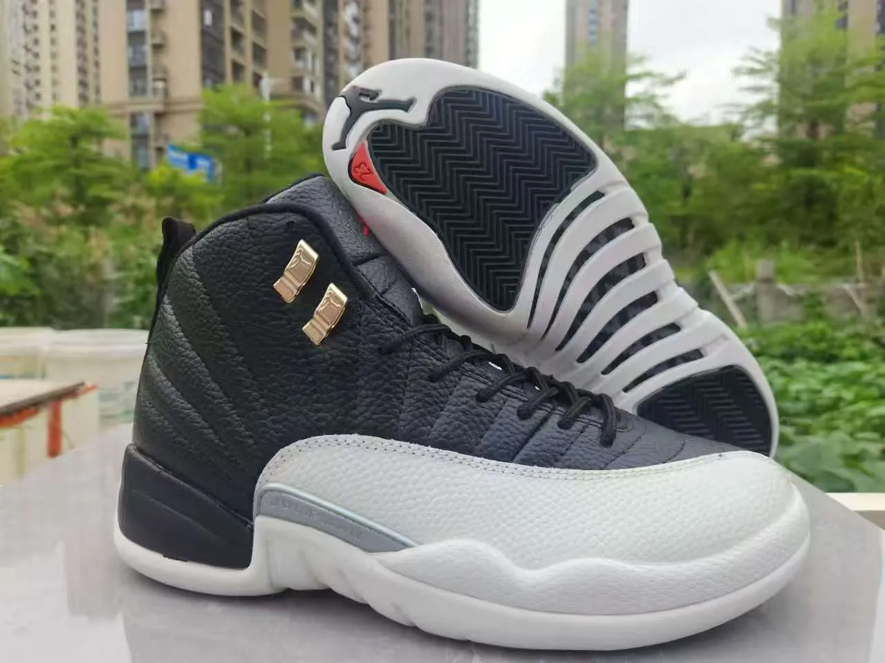 Tênis de basquete Air Jordan 12 branco preto dourado 9