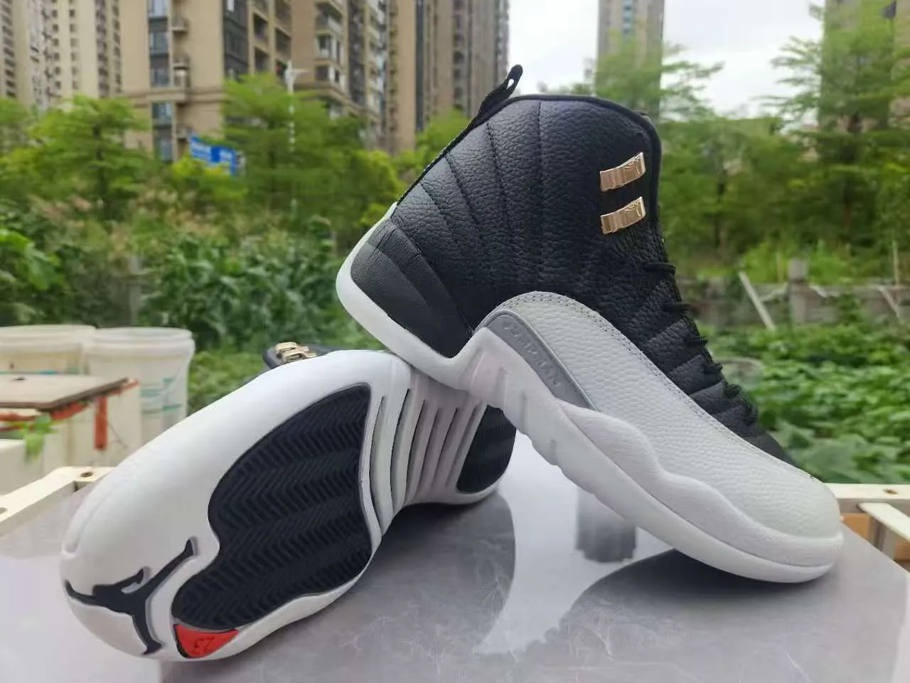 Tênis de basquete Air Jordan 12 branco preto dourado 10