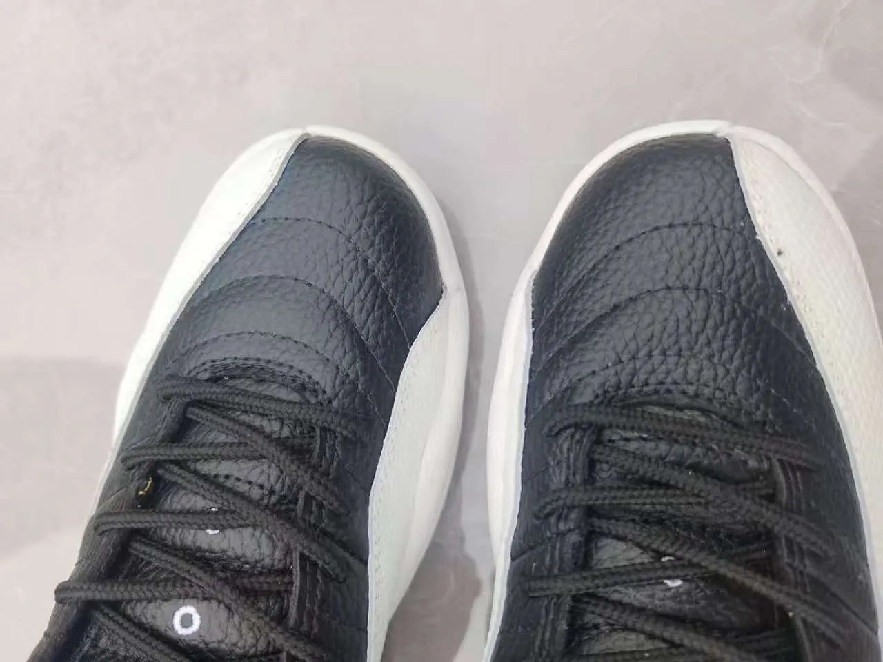 Tênis de basquete Air Jordan 12 branco preto dourado 11