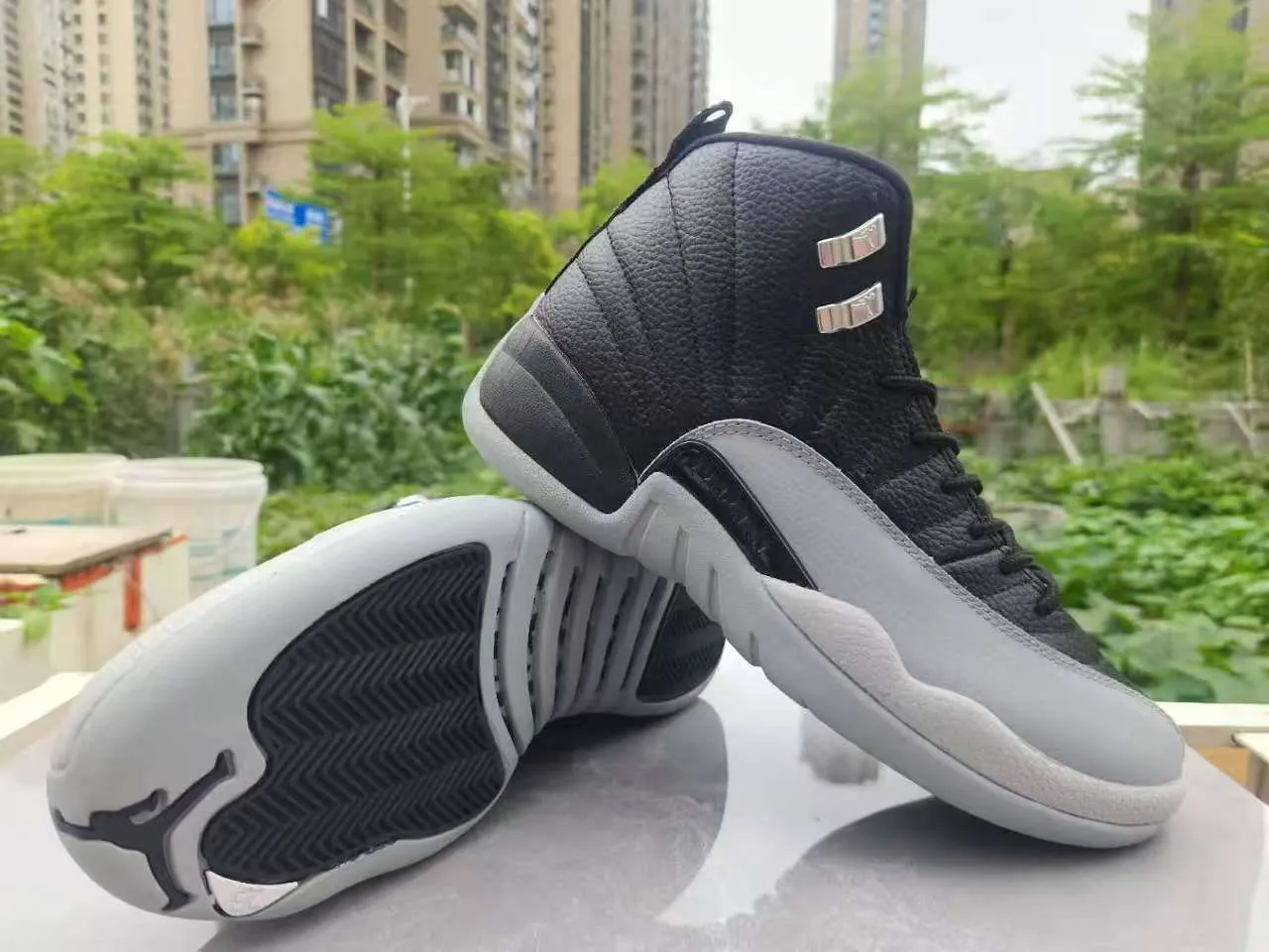 Tênis de basquete Air Jordan 12 branco preto dourado 12