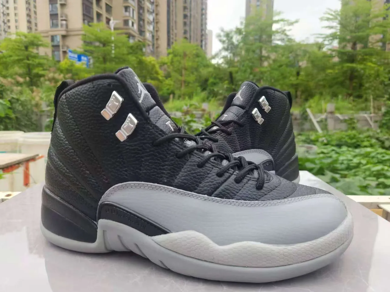 Tênis de basquete Air Jordan 12 branco preto dourado 13