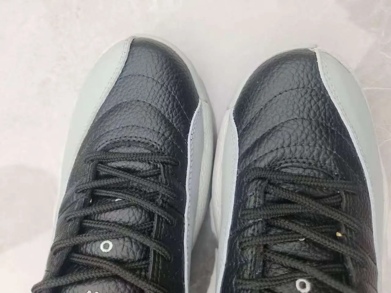 Tênis de basquete Air Jordan 12 branco preto dourado 14