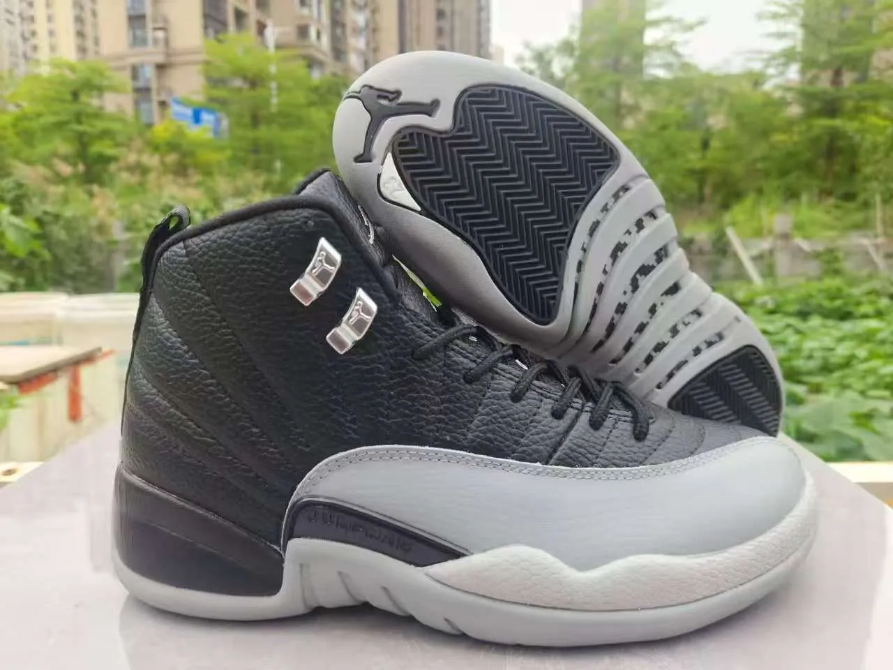 Tênis de basquete Air Jordan 12 branco preto dourado 15